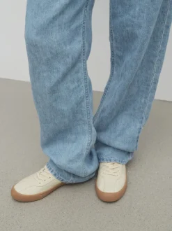 Sneakers><noscript><img data-lazyloaded=