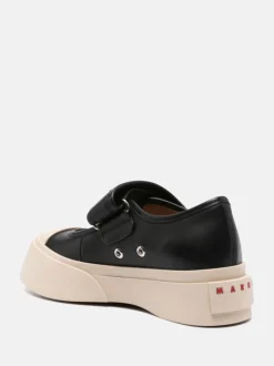 Sneakers><noscript><img data-lazyloaded=