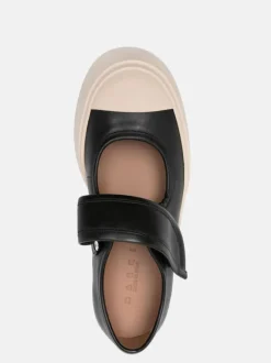 Sneakers><noscript><img data-lazyloaded=