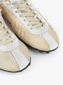 Sneakers><noscript><img data-lazyloaded=