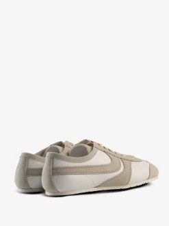 Sneakers><noscript><img data-lazyloaded=