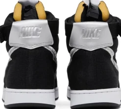 Sneakers><noscript><img data-lazyloaded=