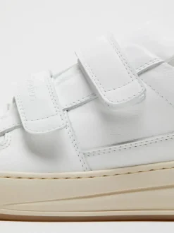 Sneakers><noscript><img data-lazyloaded=