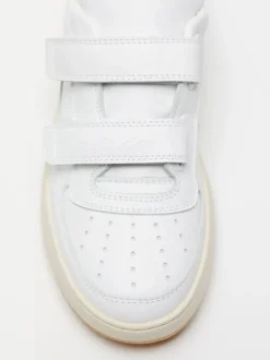 Sneakers><noscript><img data-lazyloaded=