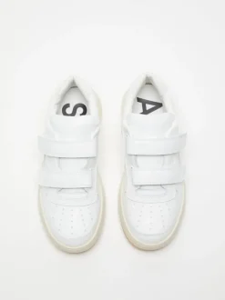 Sneakers><noscript><img data-lazyloaded=